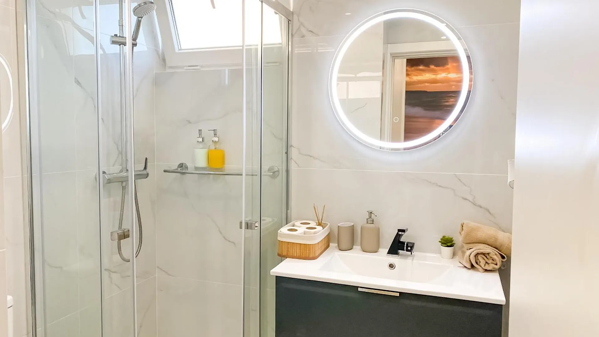 Luxury 2 Min Beach With Balcony, Ocean View, Wifi, Ac, Smarttv Apartment
