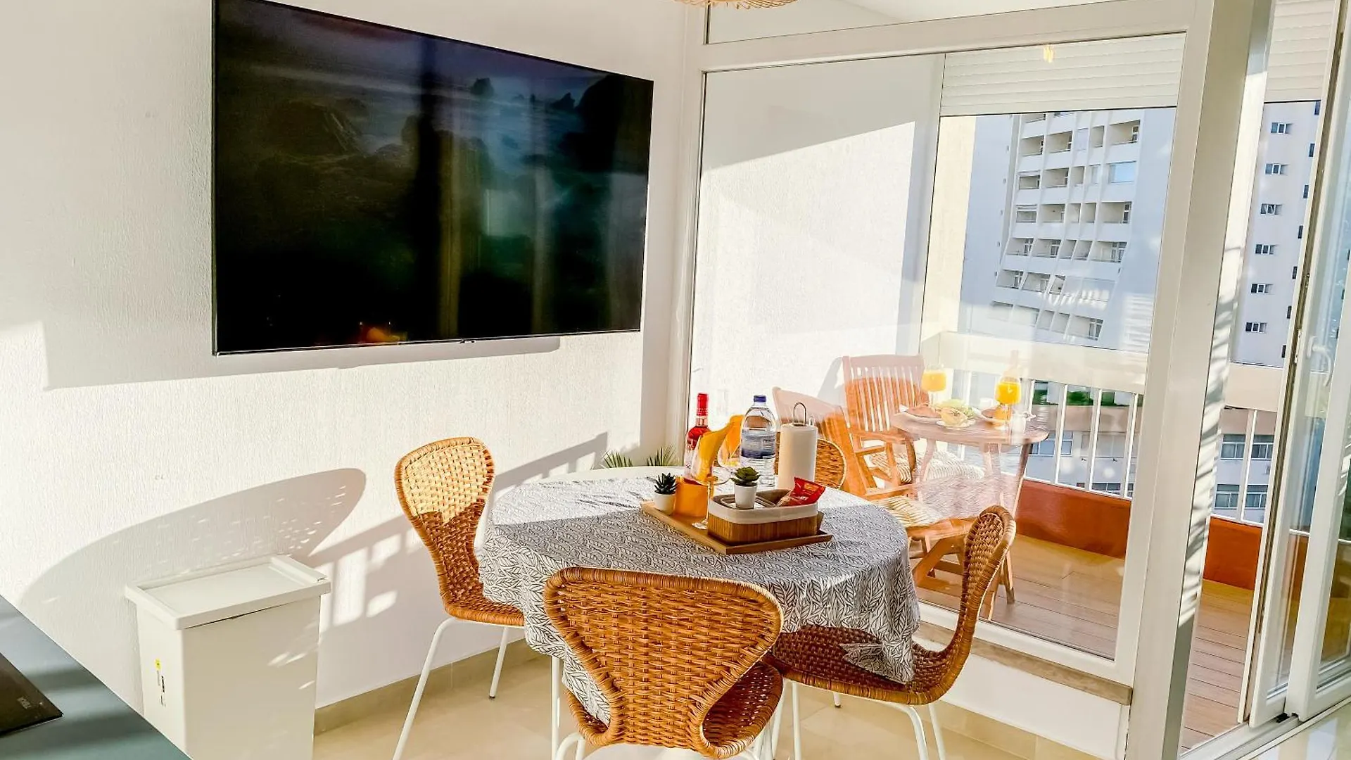 Luxury 2 Min Beach With Balcony, Ocean View, Wifi, Ac, Smarttv