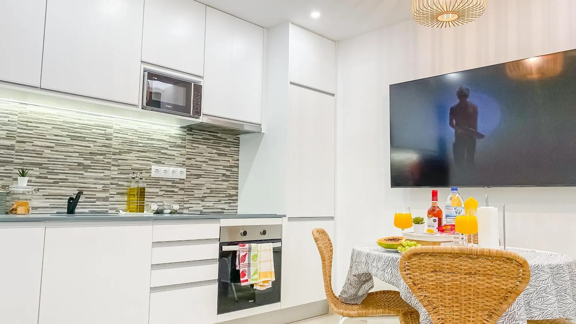 Apartment Luxury 2 Min Beach With Balcony, Ocean View, Wifi, Ac, Smarttv