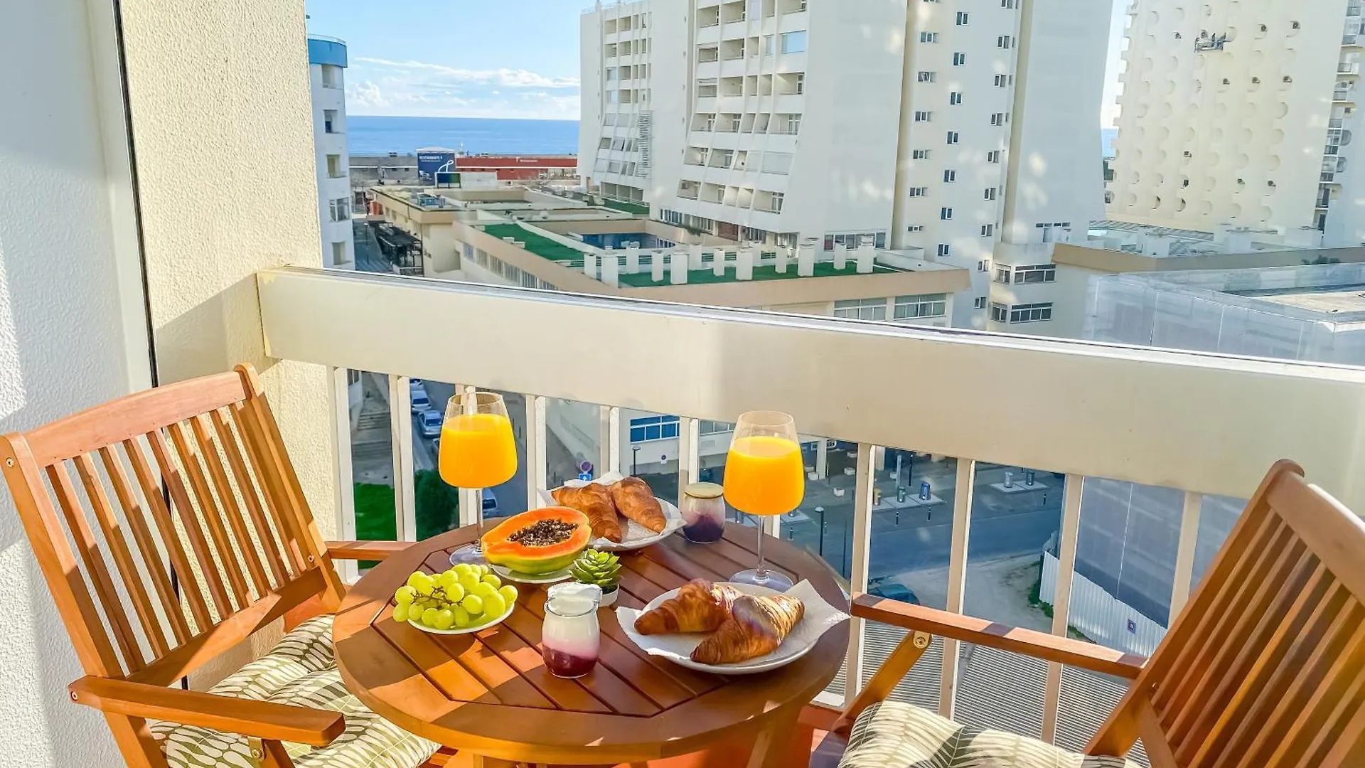 Luxury 2 Min Beach With Balcony, Ocean View, Wifi, Ac, Smarttv