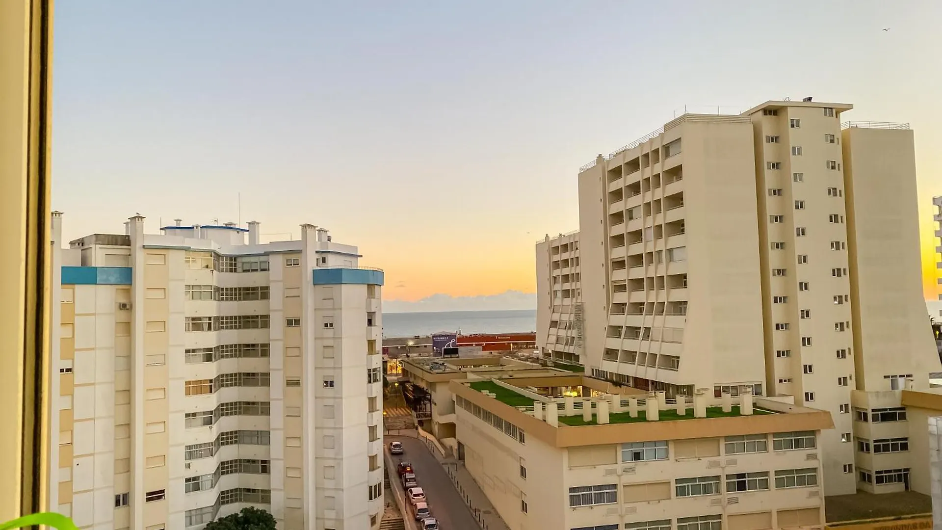 Luxury 2 Min Beach With Balcony, Ocean View, Wifi, Ac, Smarttv 0*, Portimao Portugal