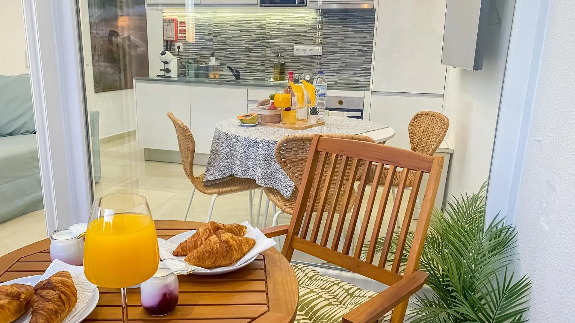 Apartment Luxury 2 Min Beach With Balcony, Ocean View, Wifi, Ac, Smarttv
