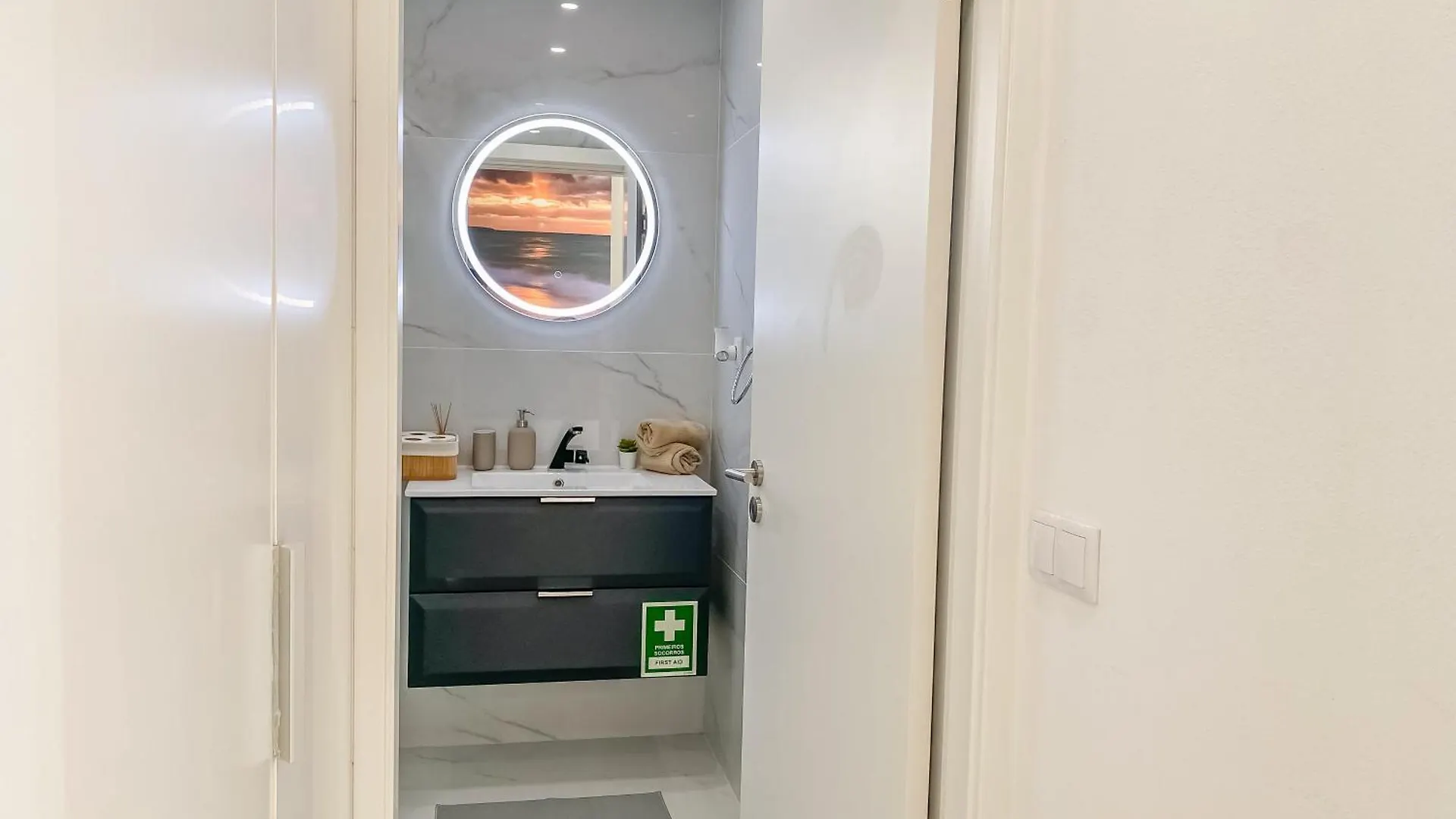 Apartment Luxury 2 Min Beach With Balcony, Ocean View, Wifi, Ac, Smarttv